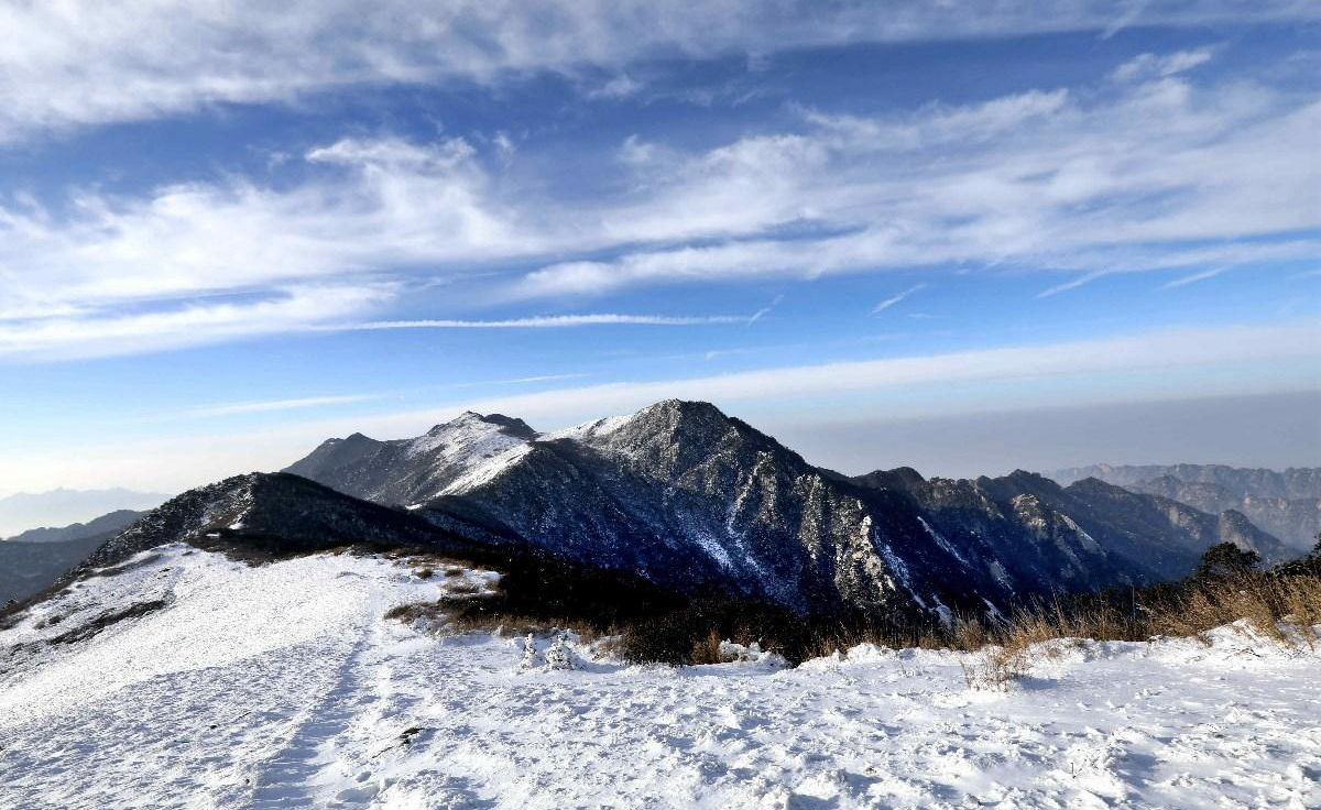 雪霽初晴時(shí)，積雪浮云端