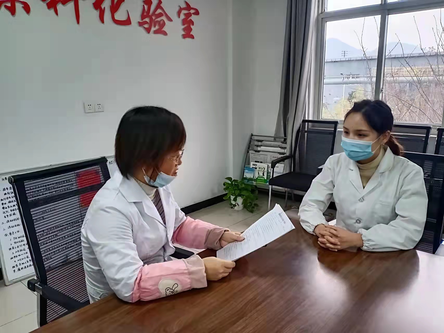 業(yè)精于勤，做數(shù)據(jù)保障的“守護(hù)者”——記漢鋼公司第十屆分析工“技術(shù)狀元”范艷瑩