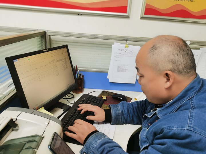 節日不停歇，堅守崗位不松懈