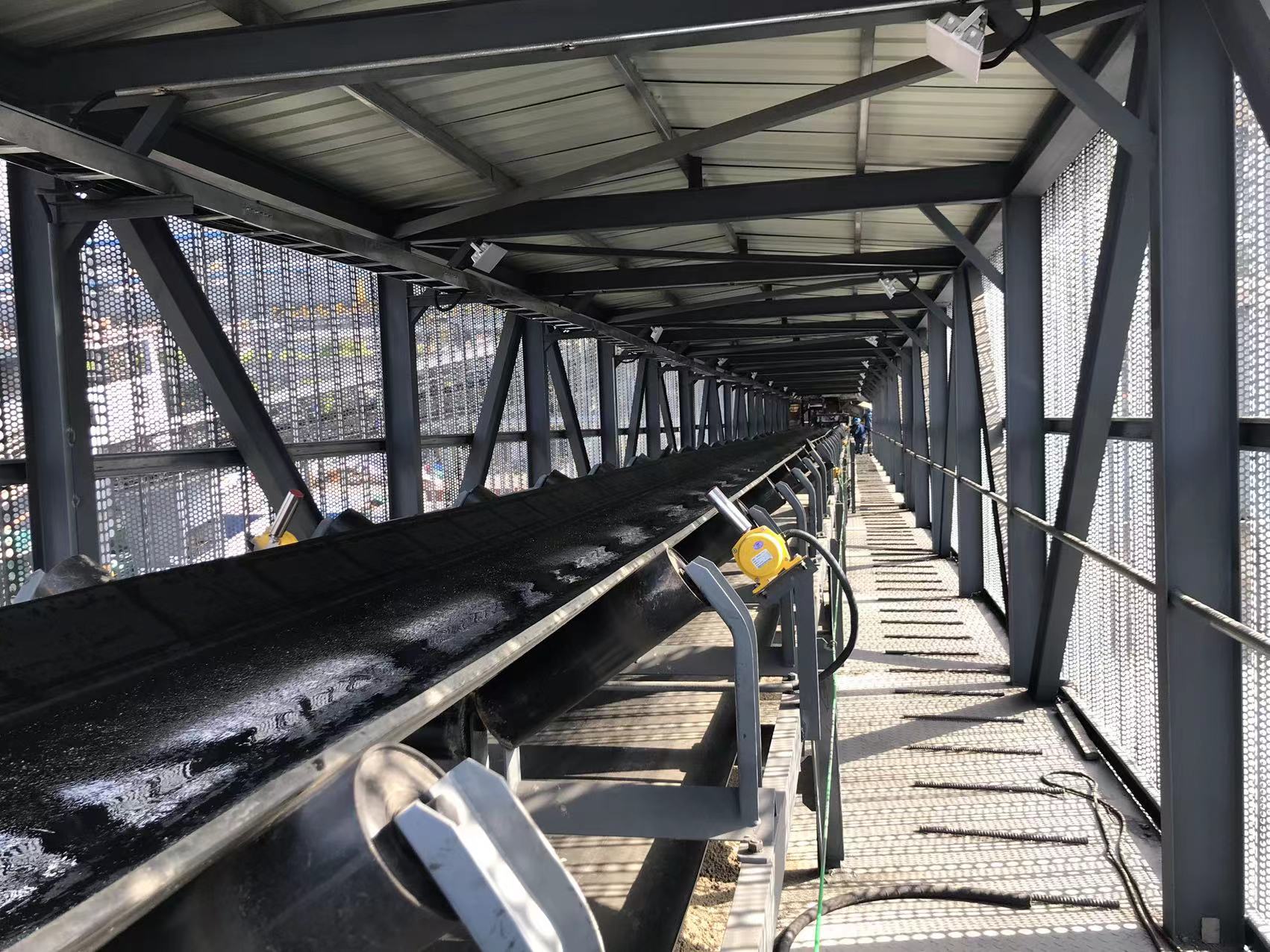 公司高爐渣水分離改造項目一號皮帶系統完成帶料試車