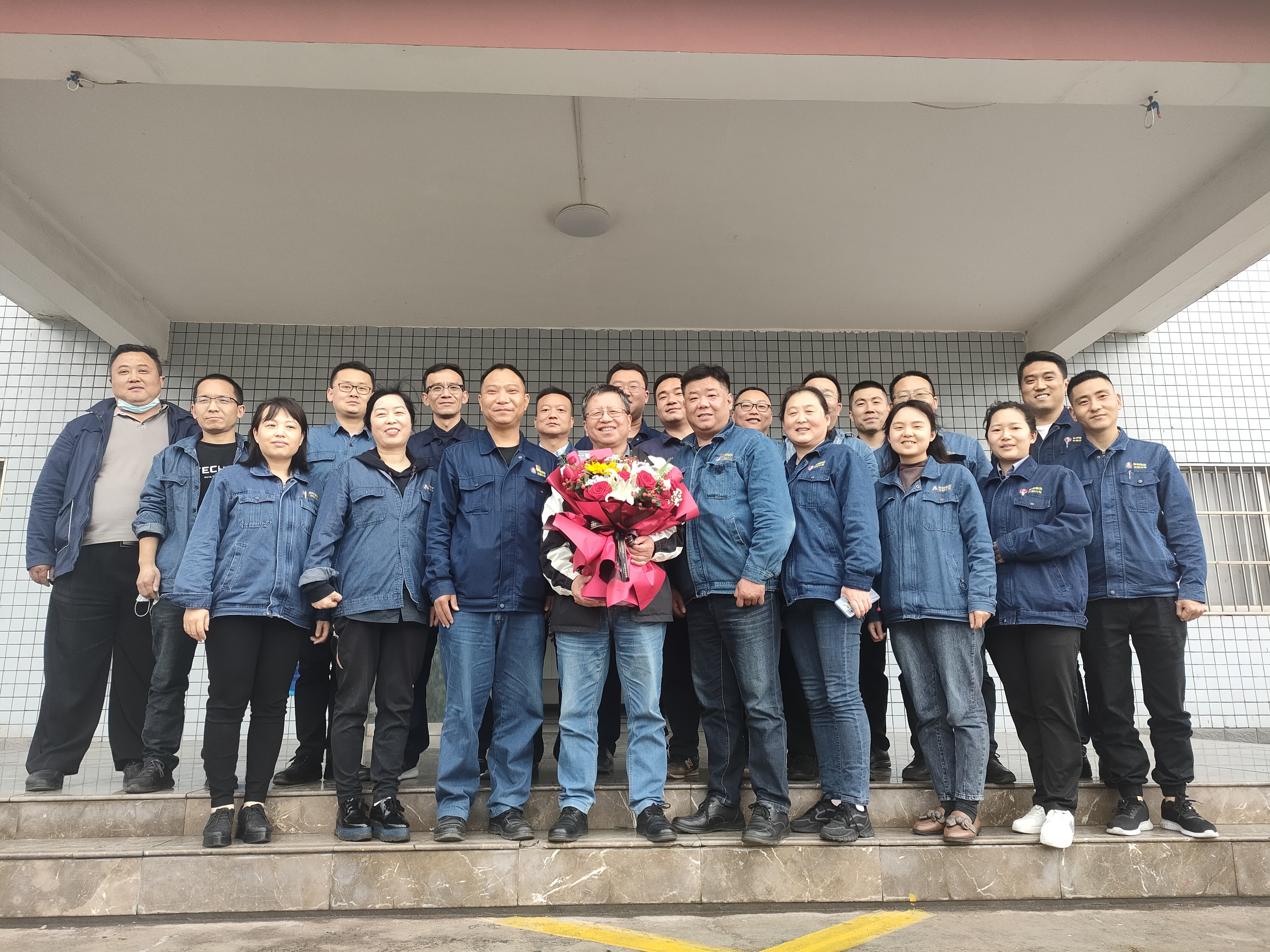 到齡離崗送領導，依依不舍情誼深---機關工會召開干部到齡離崗歡送會