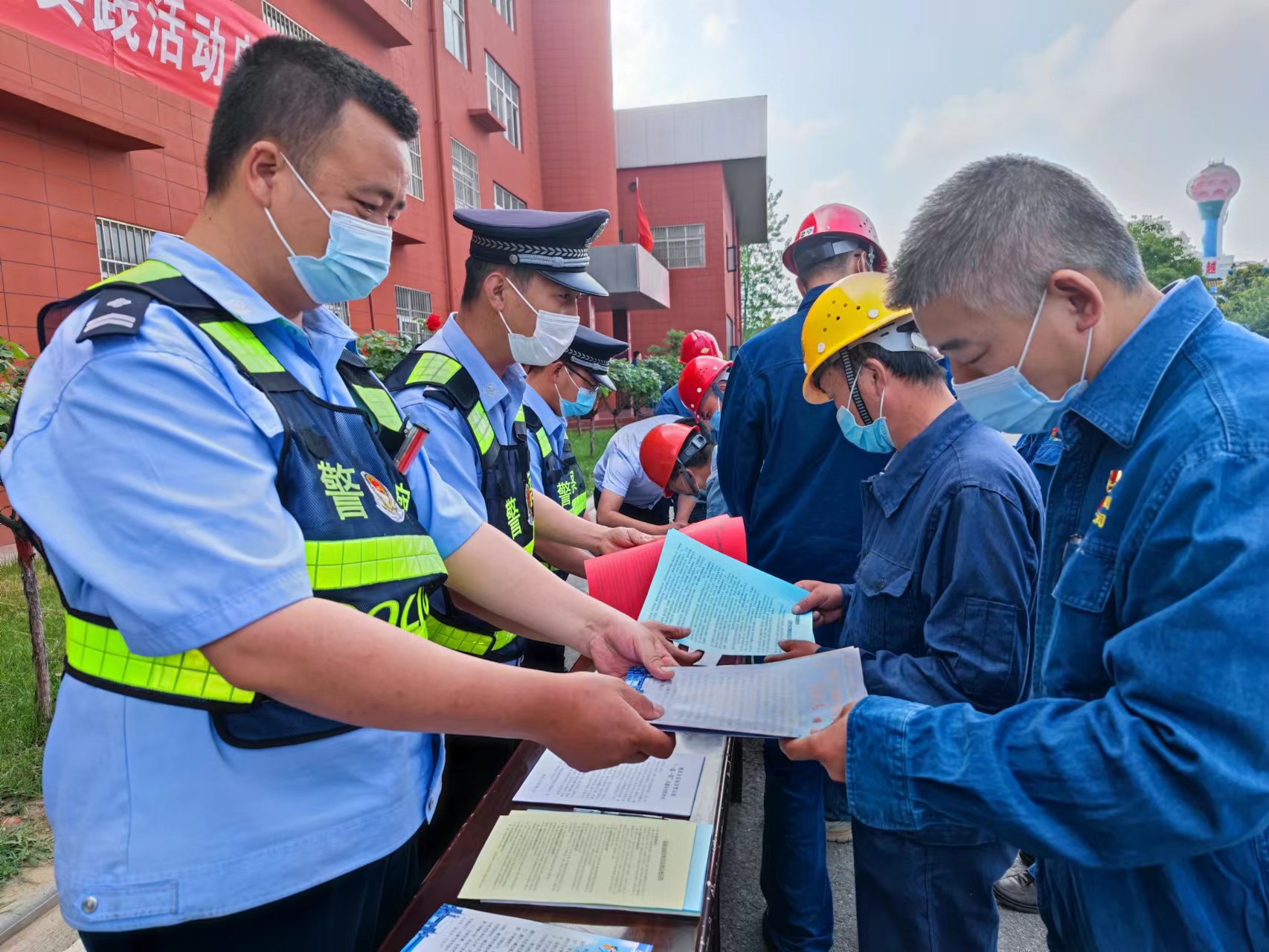 漢鋼公司開展“車讓人 人守規”文明交通實踐活動啟動儀式