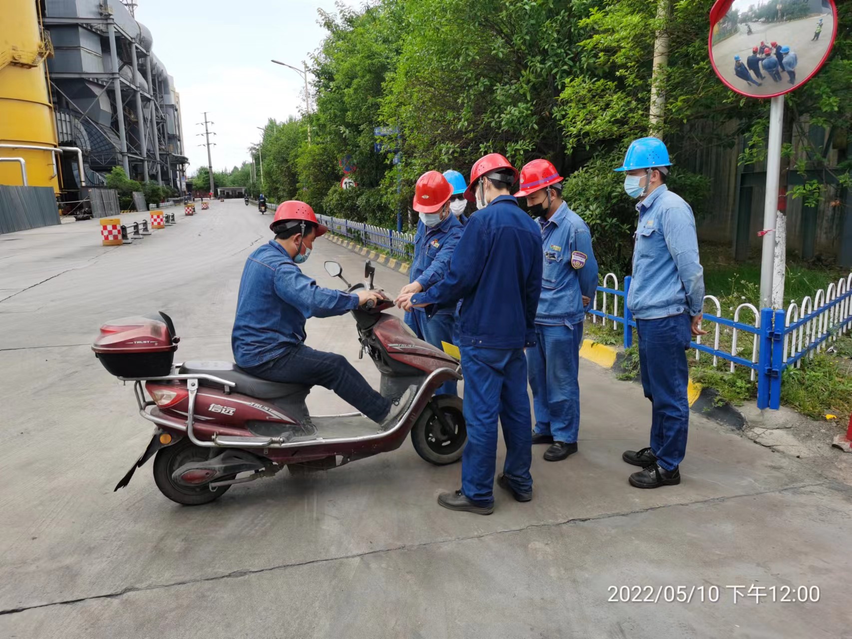 摩托車駕駛者，請(qǐng)你騎車悠著點(diǎn)