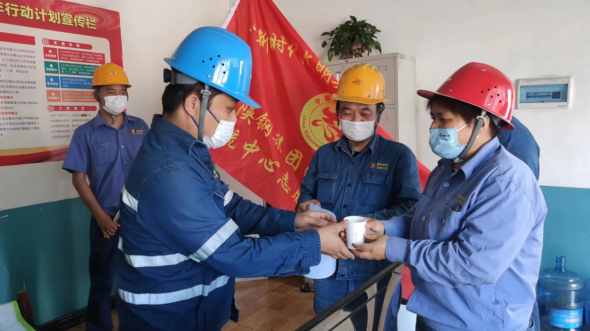 讓這個(gè)夏天“清涼加倍”！      —物流中心“志愿服務(wù)隊(duì)”積極開展“崗位送清涼”活動(dòng)