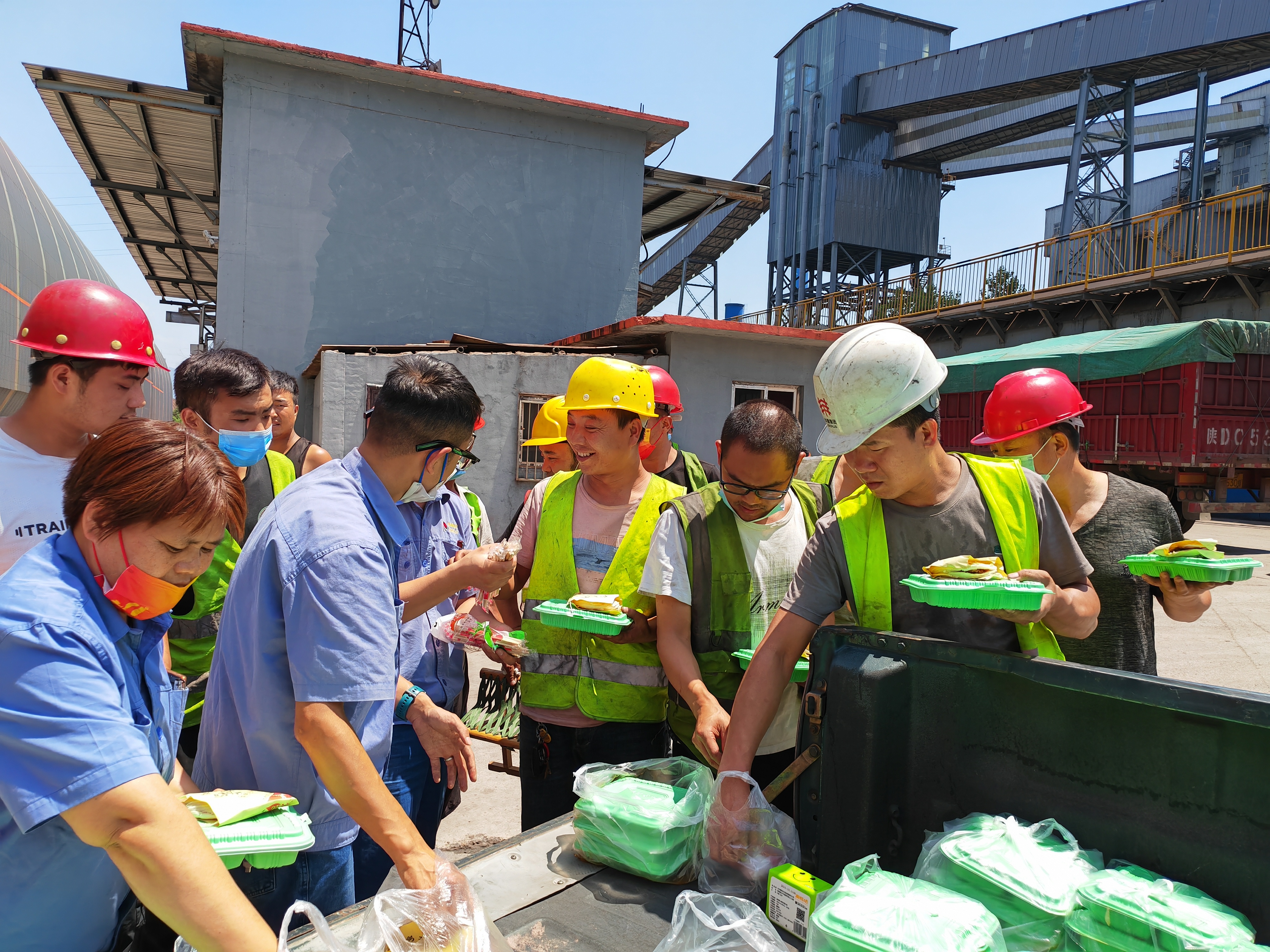 送清涼戰高溫  保穩定促發展—物流中心貼心為外運司機”送清涼”