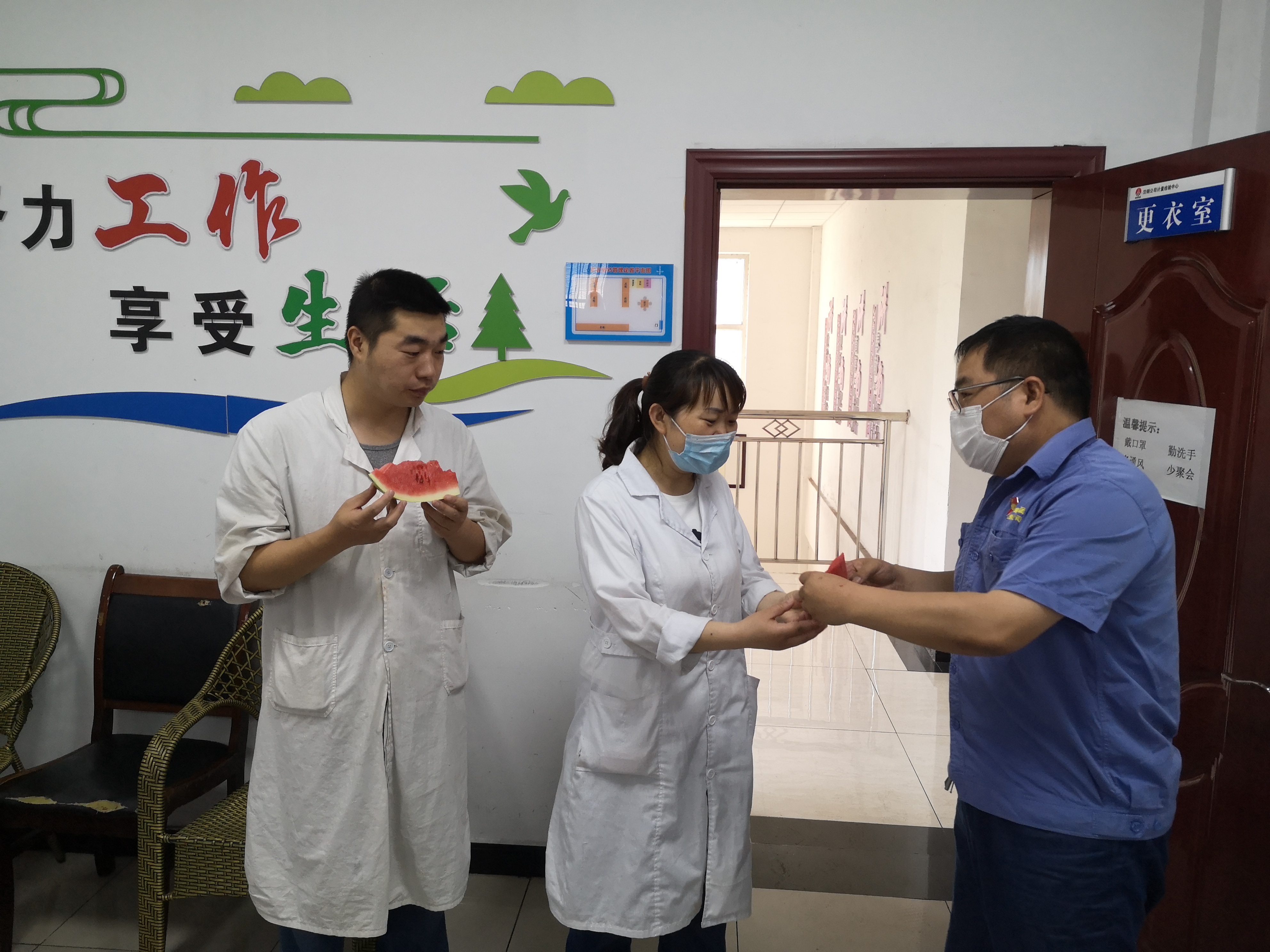 關愛員工辦實事，防暑降溫促生產
