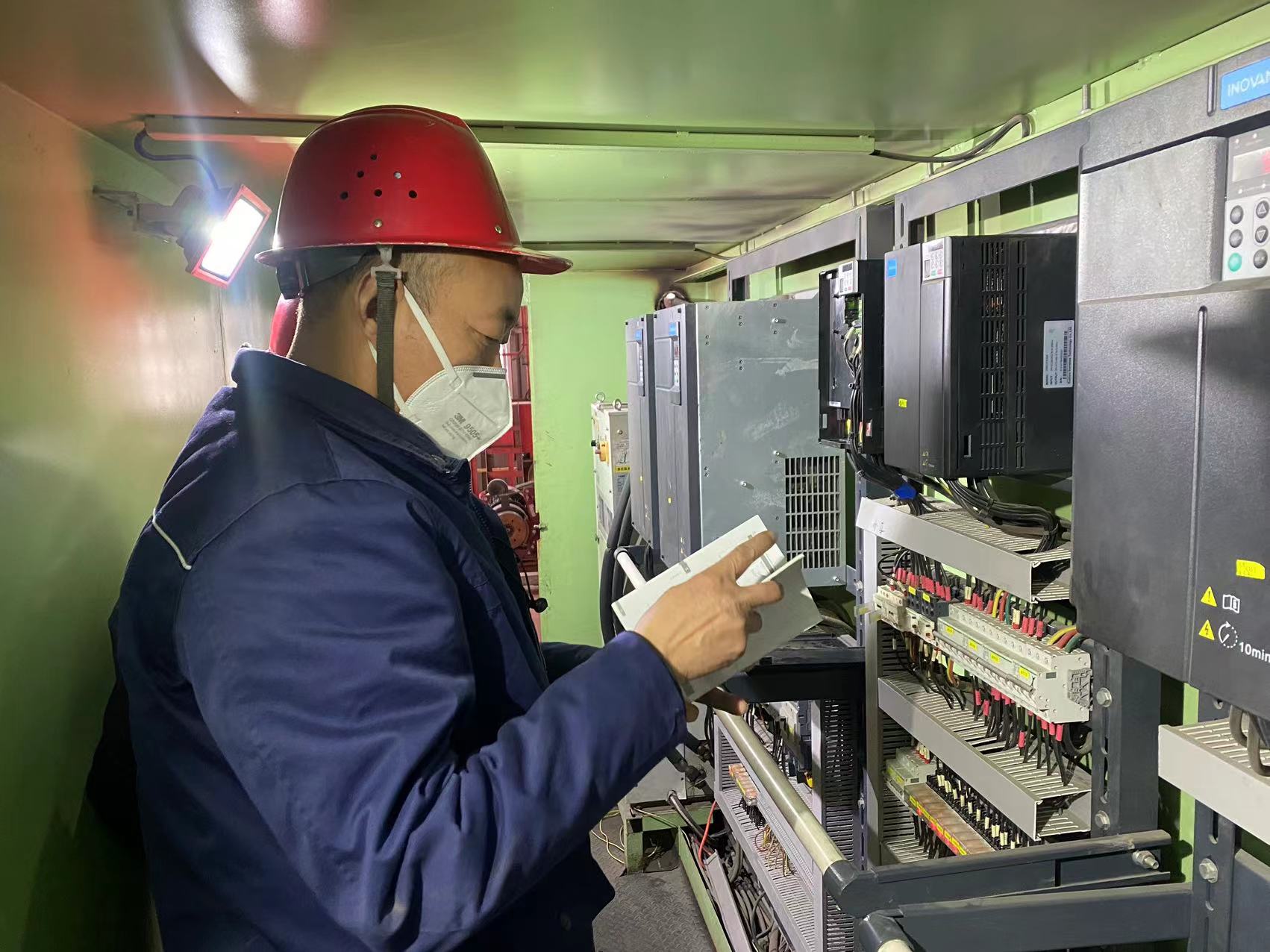 堅守在寒冬里的電氣人
