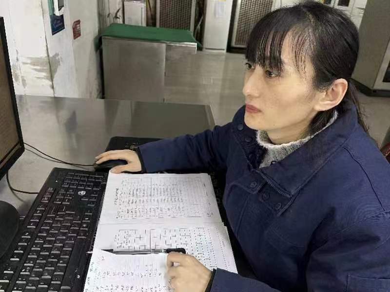 看煉鋼巾幗話擔當