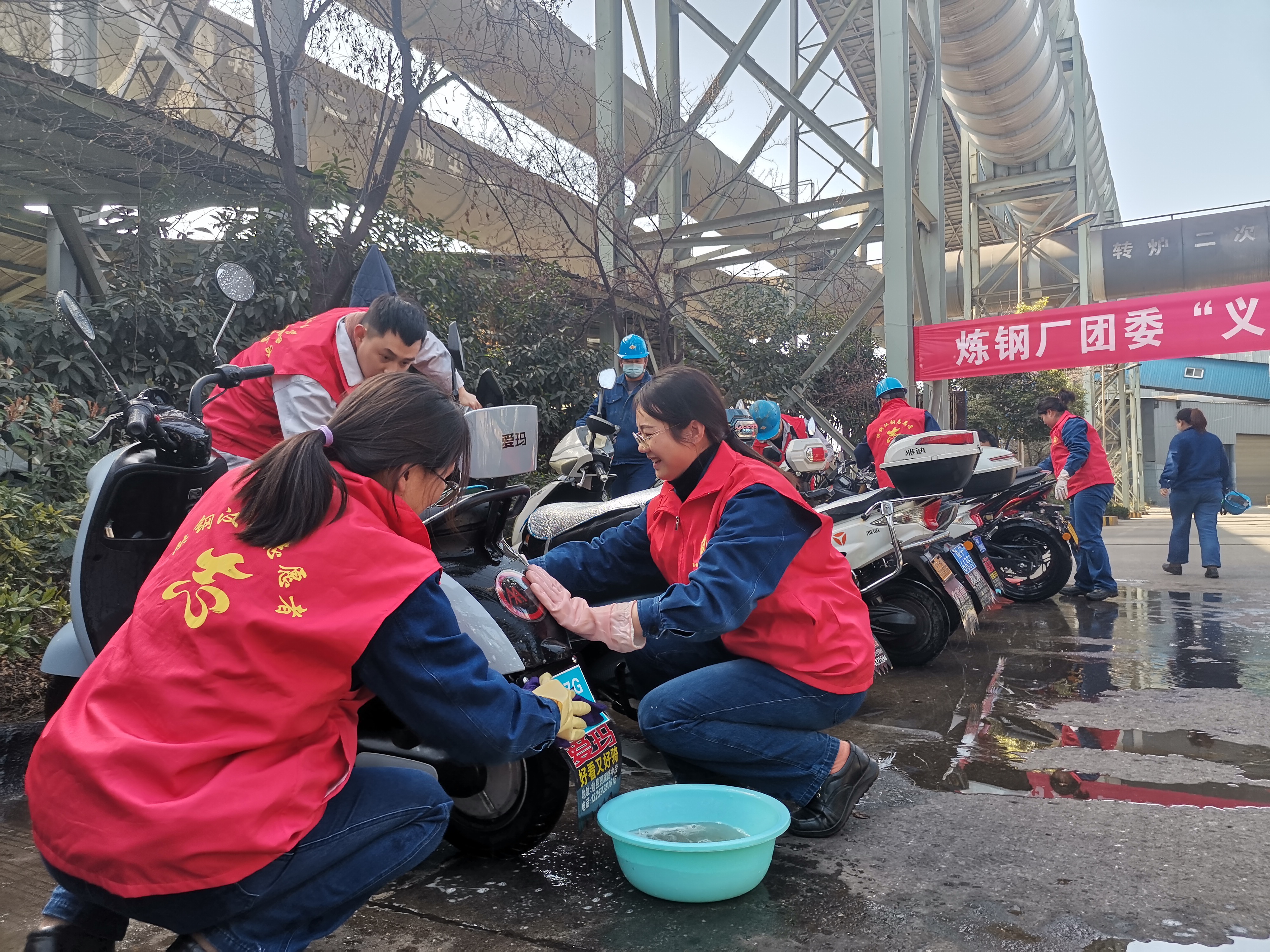 義務(wù)洗車煥新顏，美麗出行樹新風 ——煉鋼廠團委組織開展“義務(wù)洗車，環(huán)保出行”學雷鋒志愿者活動