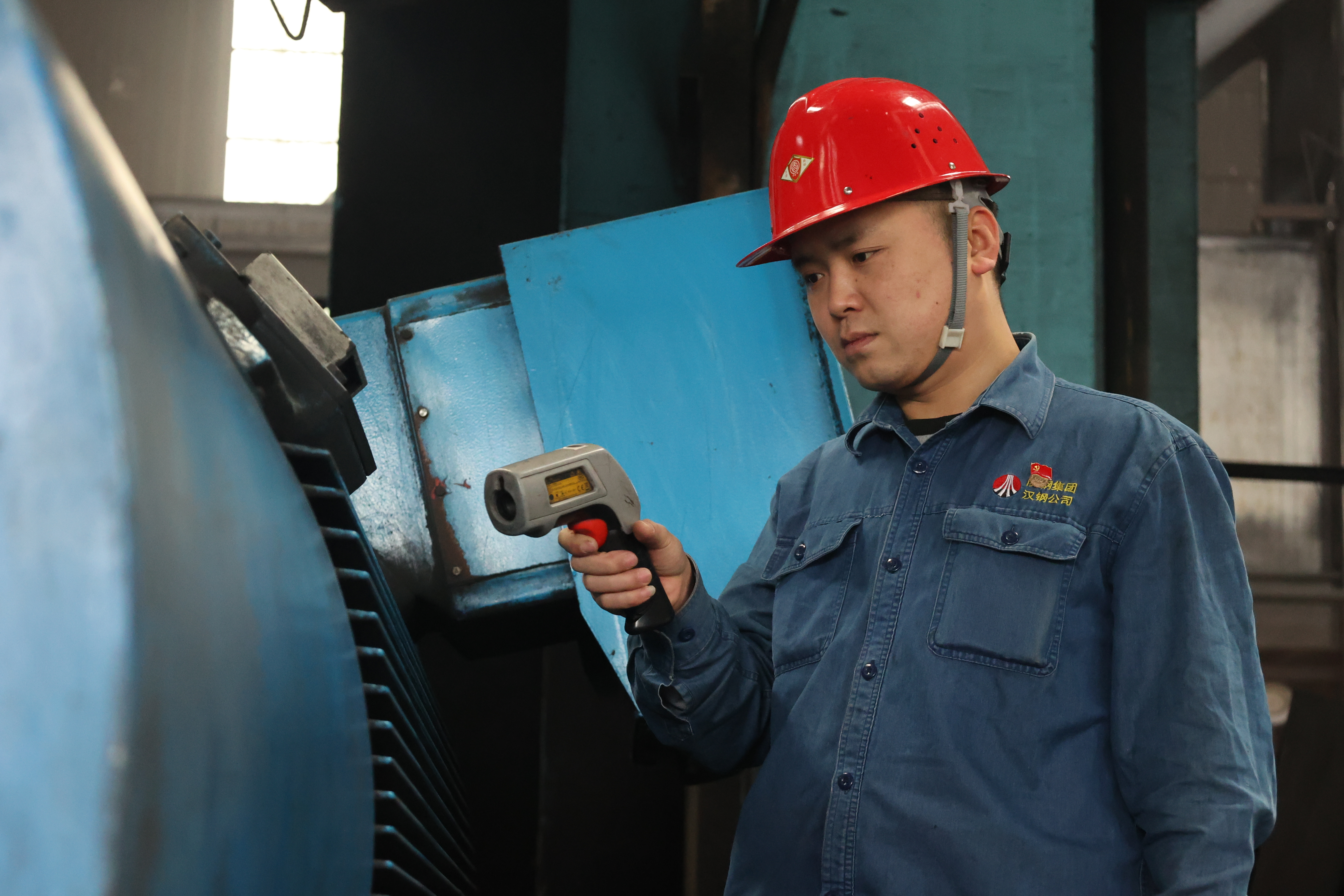 玉汝于成守匠心  功不唐捐逐夢行——記2022年全國機械冶金建材行業崗位能手彭兵