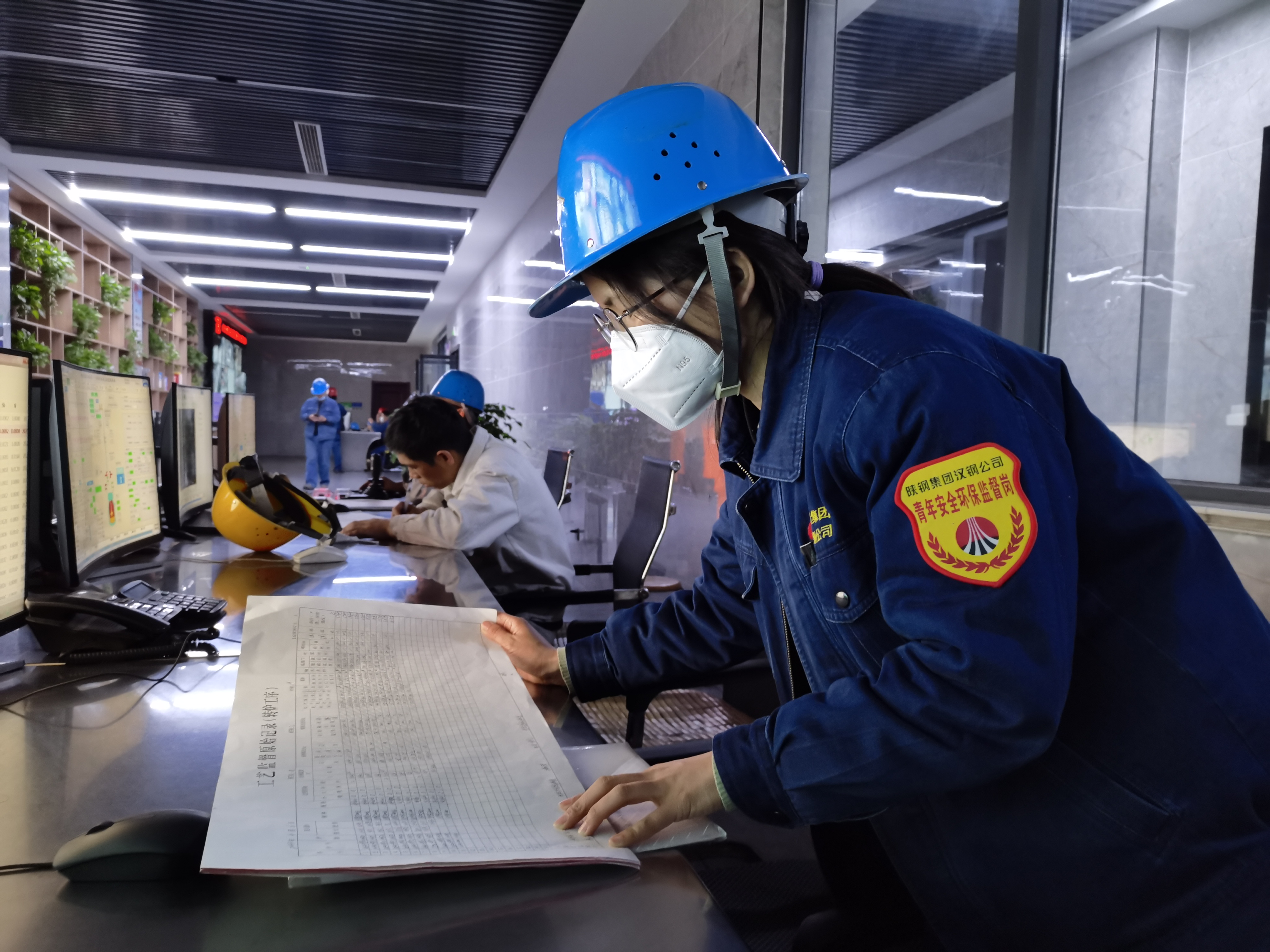 熊熊爐火淬精鋼 絢爛青春顯擔當 ——記陜鋼集團2021-2022年度“優(yōu)秀青年安全監(jiān)督崗長”李囡