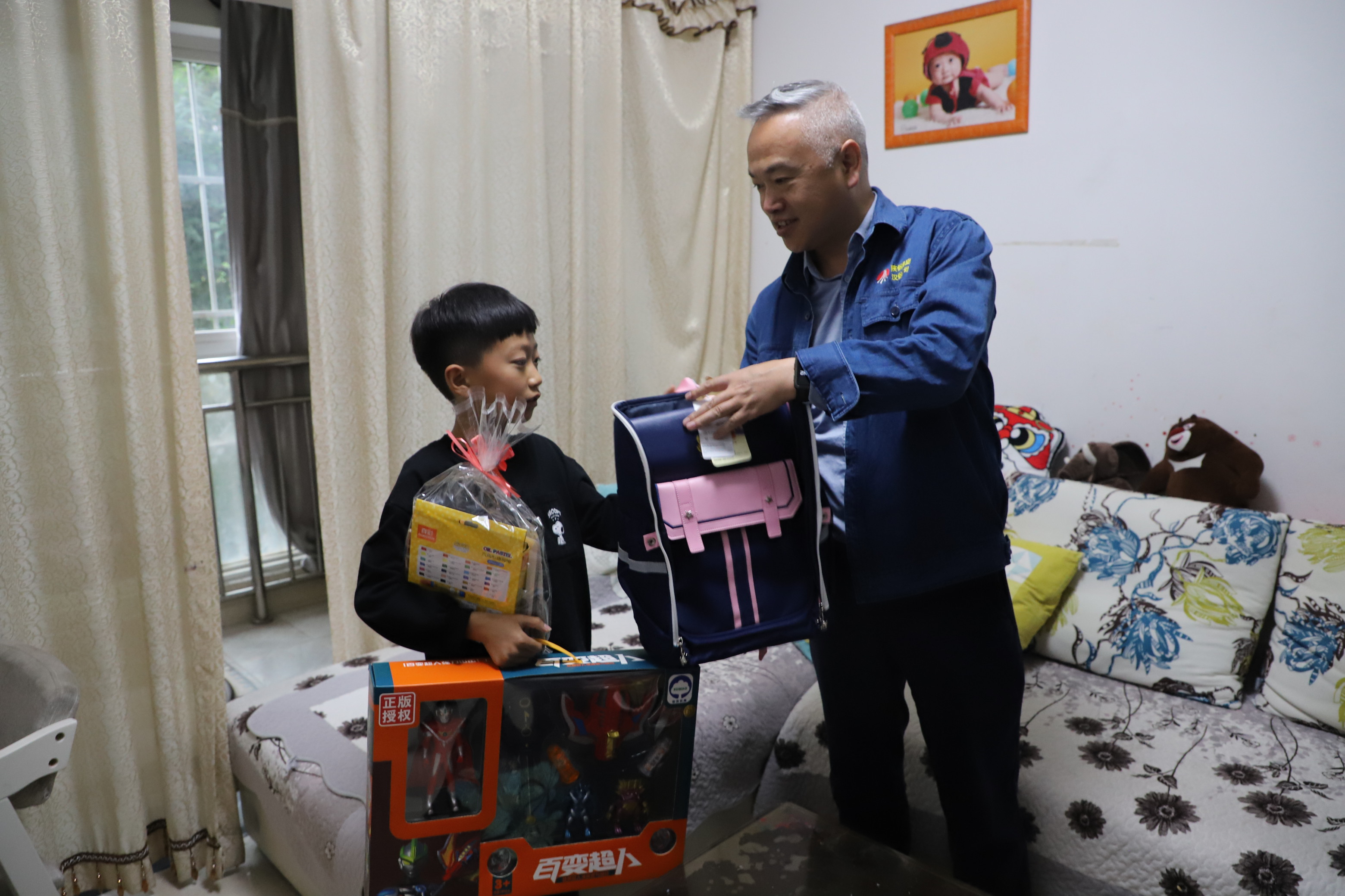 公司工會女職委“六一”關愛慰問職工子女