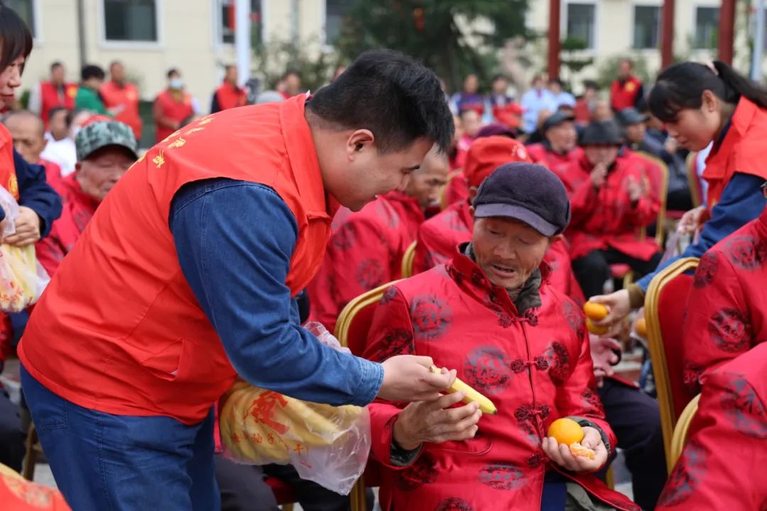 最美“紅馬甲” 情暖“重陽節”！漢鋼公司組織敬老院獻愛心志愿服務活動