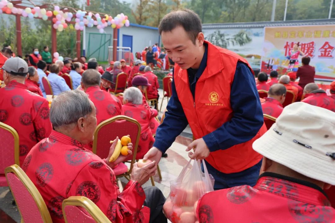 最美“紅馬甲” 情暖“重陽節”！漢鋼公司組織敬老院獻愛心志愿服務活動