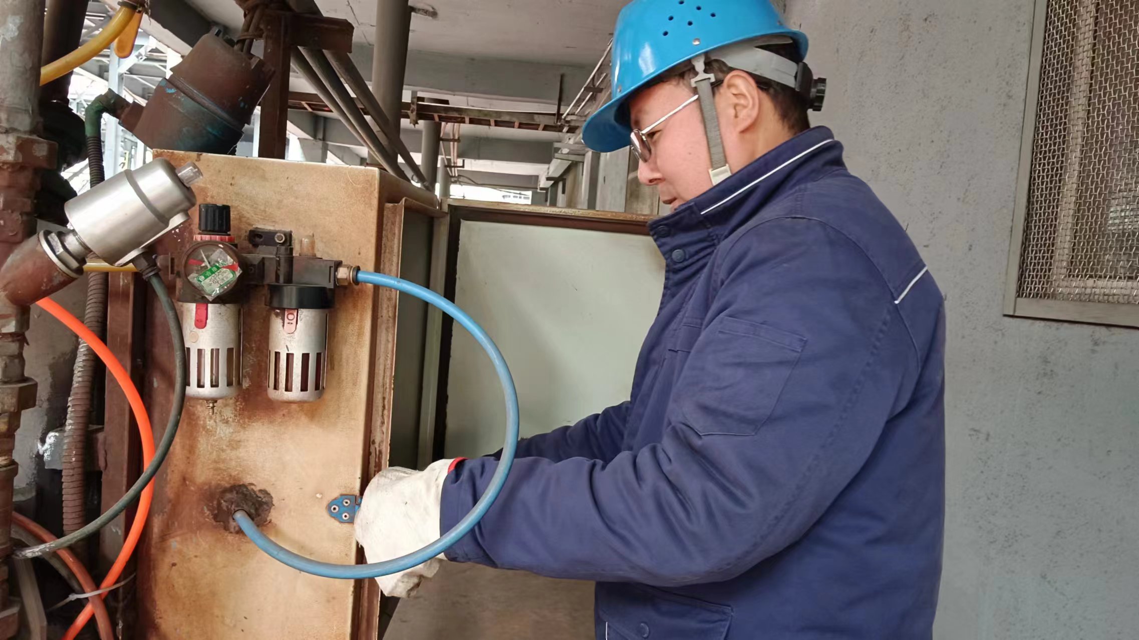 冬日里，生產現場“熱辣滾燙”的他
