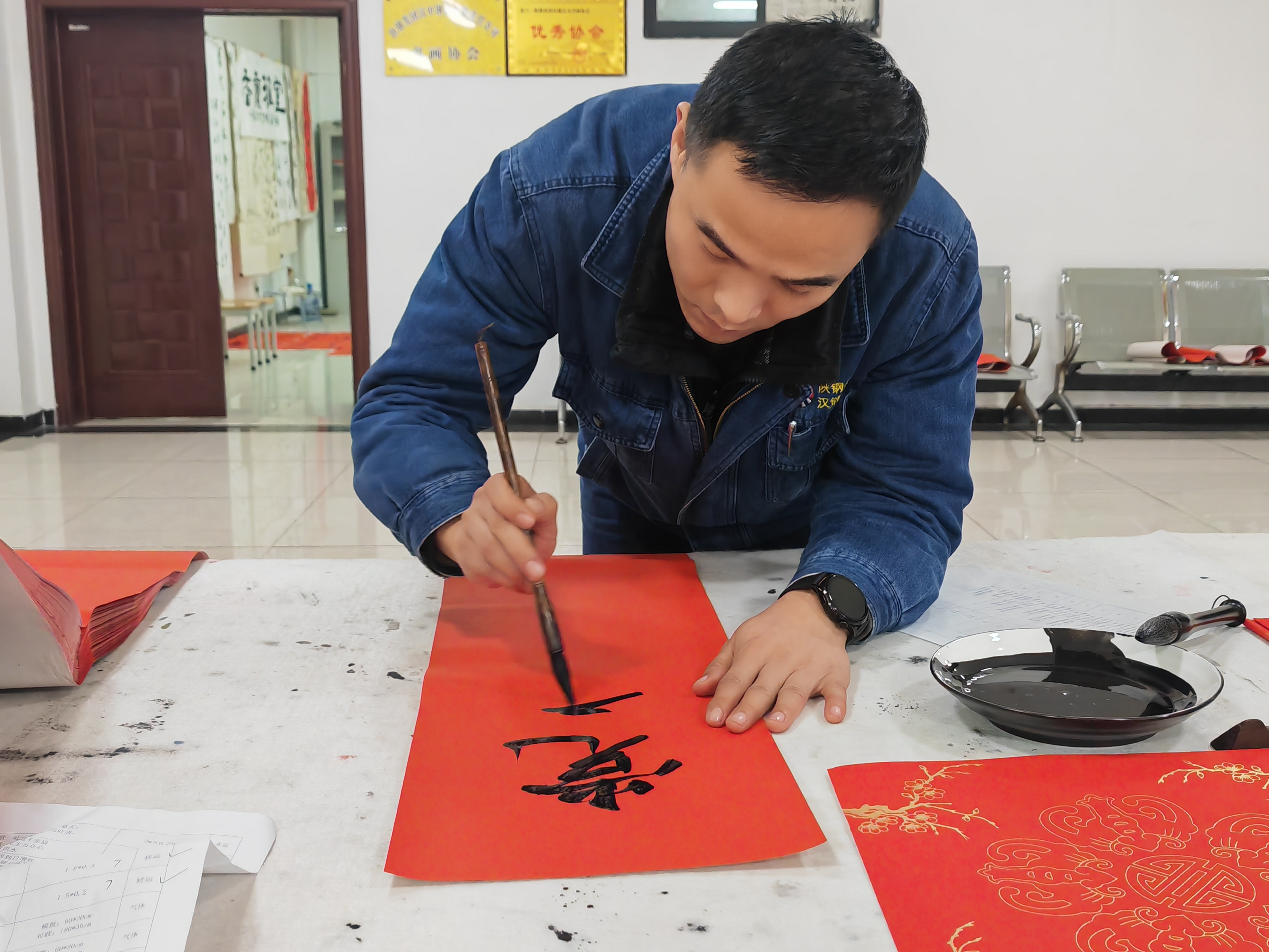 金毫蘸福書新歲，丹墨凝祥寫錦程！ 漢鋼公司舉辦第十二屆義務(wù)寫春聯(lián)活動(dòng)