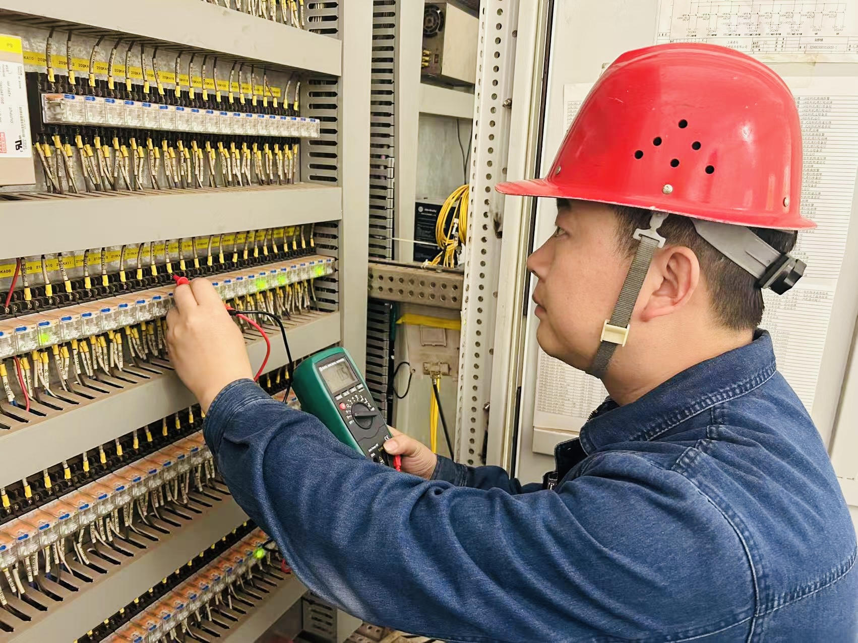 扎根維修電工15年，創新鍛造“匠人”—記第三屆“陜鋼工匠”張磊